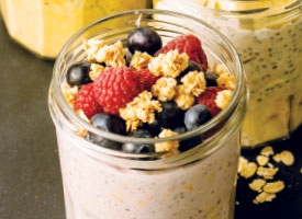 berry cobbler overnight oatmeal